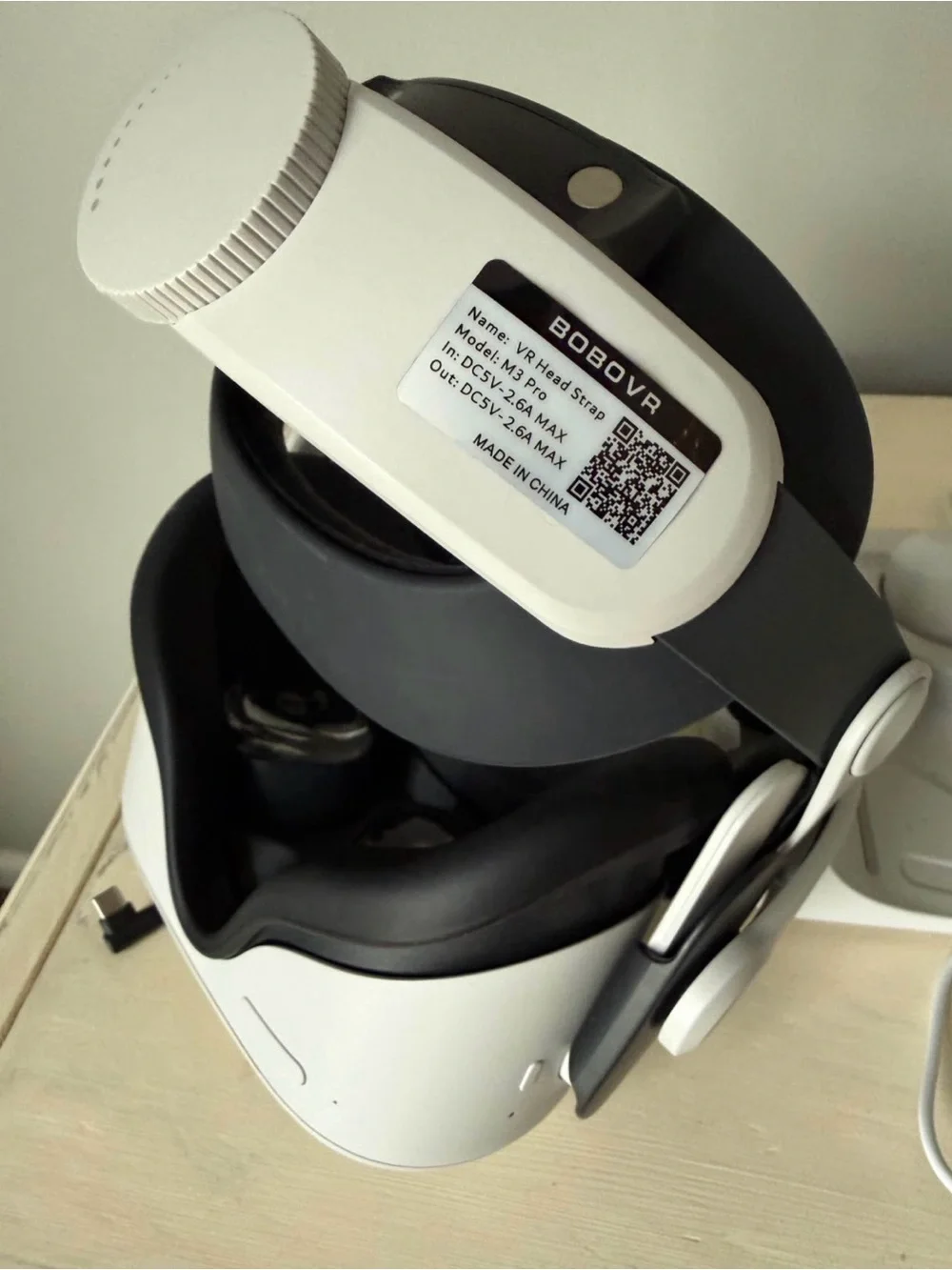 Meta Quest 2 VR Bundle w/ BOBOVR Head Strap Dock Batteries Controllers - Picture 5 of 5